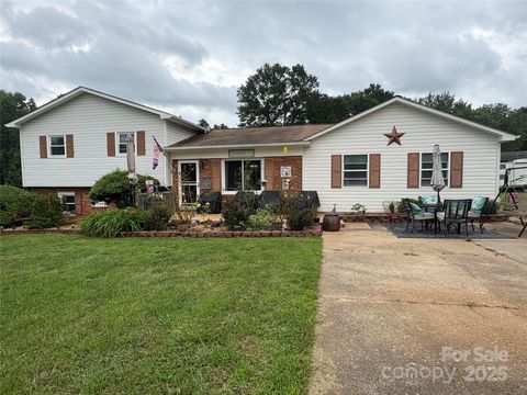 Photo of 1895 Sandy Circle, Newton, NC 28658 (MLS # 4265994)
