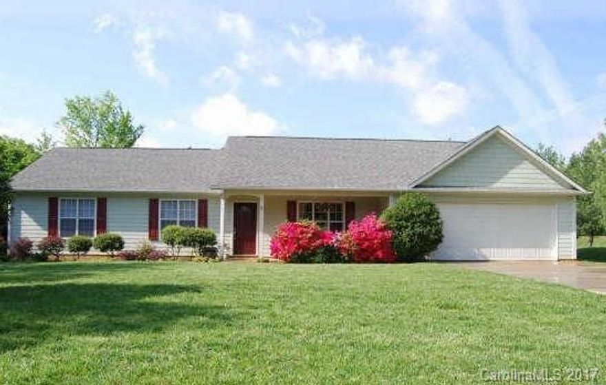Rare Find!! 4Br./3Ba. ranch home on cul-de-sac with 2 car oversized garage.  2 masters, 2 fireplaces, stainless steel appliances, Screened porch overlooks a more than 3/4 acre lot.  Lots of space in convenient location, this won't last long!