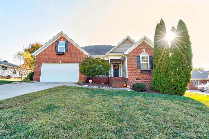 3 br 2 bath brick & vinyl home on approx .48 acre lot on golf course in Woodbridge s/d in Kings Mountain. Open floor plan. H/w, carpet & tile. LR w/vaulted ceiling & gas log fireplace. Dining Room has heavy moulding. Breakfast Room. Kitchen has breakfast bar, tile backsplash, granite countertops, newer stainless appliances & a walk-in pantry. Laundry Room has a laundry sink & a folding area. Primary BR has a double trey ceiling & a walk-in closet. Primary Bath has a double vanity, tile walk-in shower & a soaking tub. BR3 has a vaulted ceiling. Bonus Room is large. Home has a covered front porch, a rear deck, rear paver stone patio & double garage. The beautiful back yard is fenced. Deck is composite. HP new in 2022. Convenient to Hwy 74 & I85.