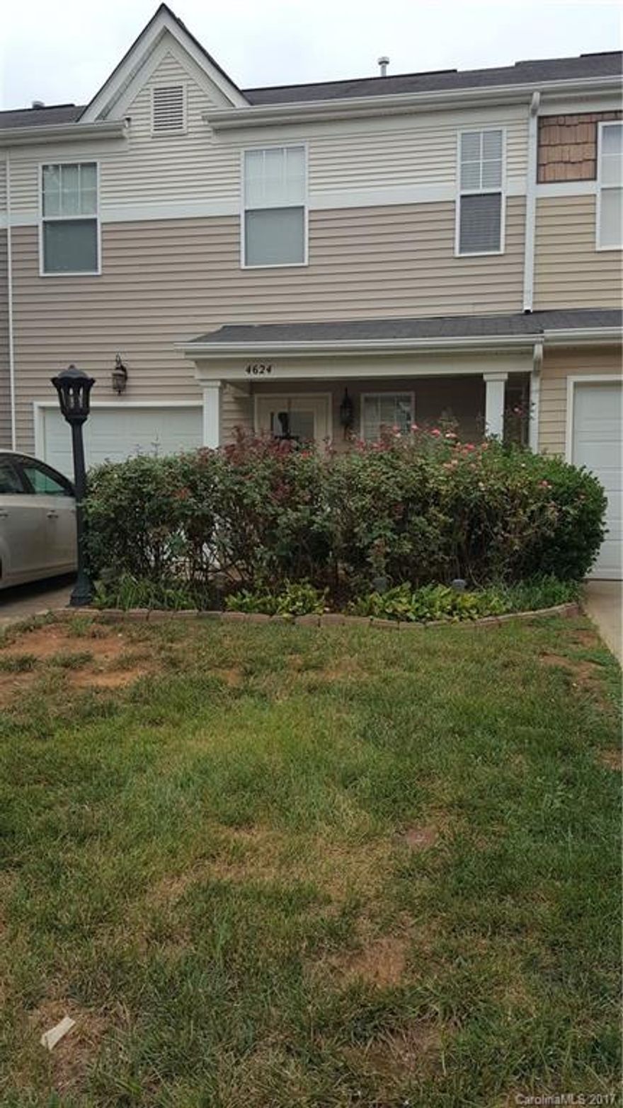 Remarks Wonderfully maintained townhouse with high ceilings downstairs, front porch area and fenced rear patio. The community has a pool and clubhouse amenity very close to this unit. Such a nice place to live for a great price!!!