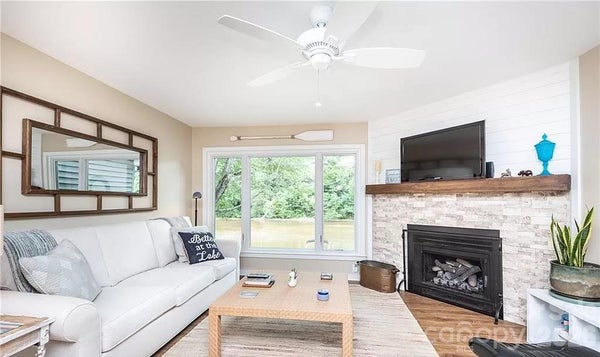 2200 6TH ST NW APT 4, HICKORY, NC 28601 - Image f38ba9fb78d8bf22ef5db24e0cf4fe25/531830484