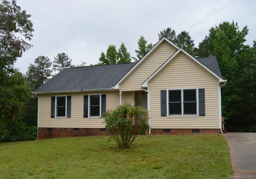 Nice three bedroom two full bath home located in Bessemer City.  Home is located in a smaller subdivision, fresh paint on the inside, laminate floors,etc.  Home is close to interstate for easy commute to surrounding cities for work and dinning.  Call today will not last long. This is a Fannie Mae homepath property.