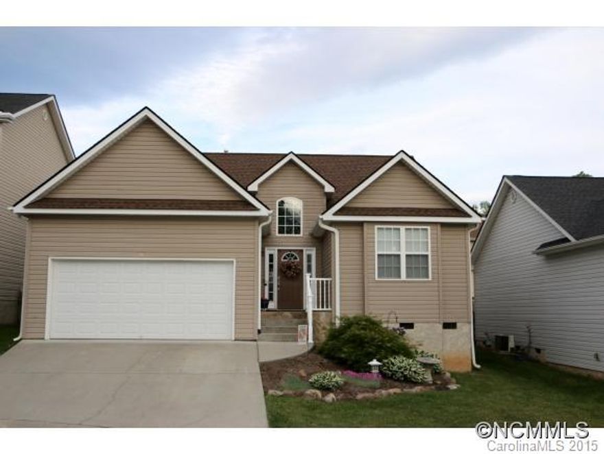 Charming home in sought after community. This 3 bedroom/2bath home offers one level living and has open floor plan,vaulted ceilings, fireplace and year round mountain views  Home is located two doors down from community park with grills and play yard, Perfect for gathering with family and friends.