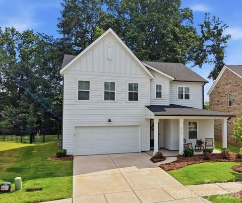 Photo of 8114 Franklin Trail Street, Charlotte, NC 28227 (MLS # 4389121)
