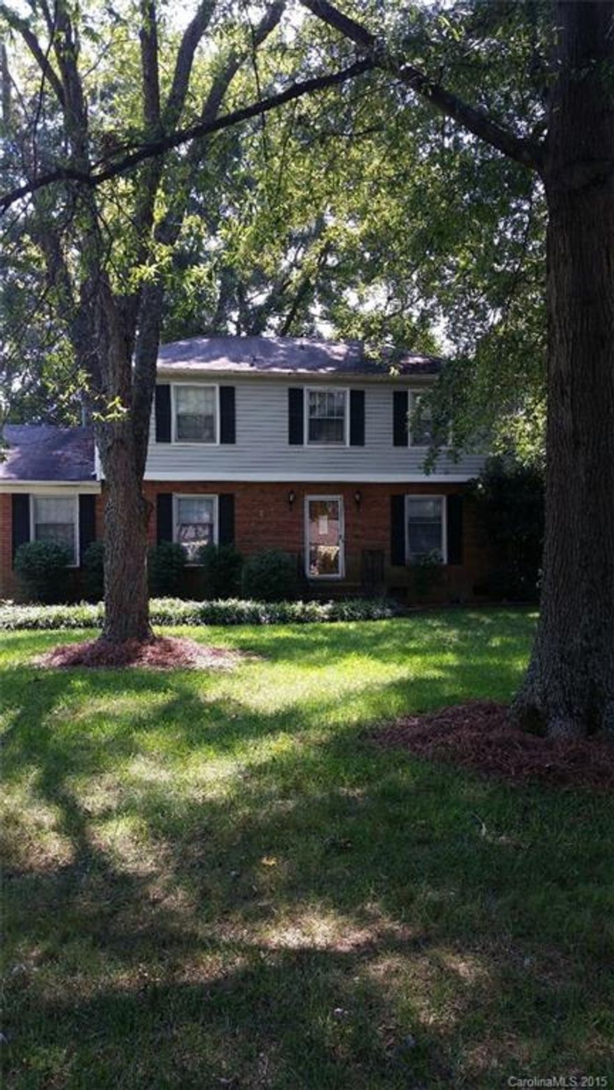 Great, quiet tucked away neighborhood.  Cul-de-sac lot.  Minutes from Matthews and convenient to 485.  Large rooms.  Laminate flooring; no carpet.  Small pets ok.