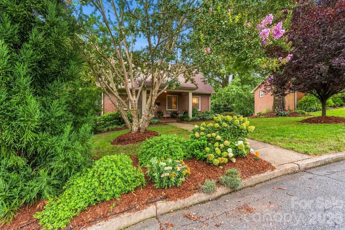 104 Hawthorne Lane