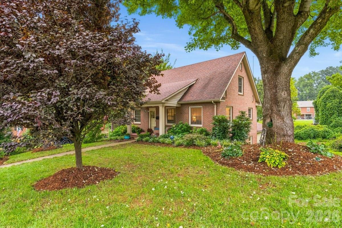 104 Hawthorne Lane
