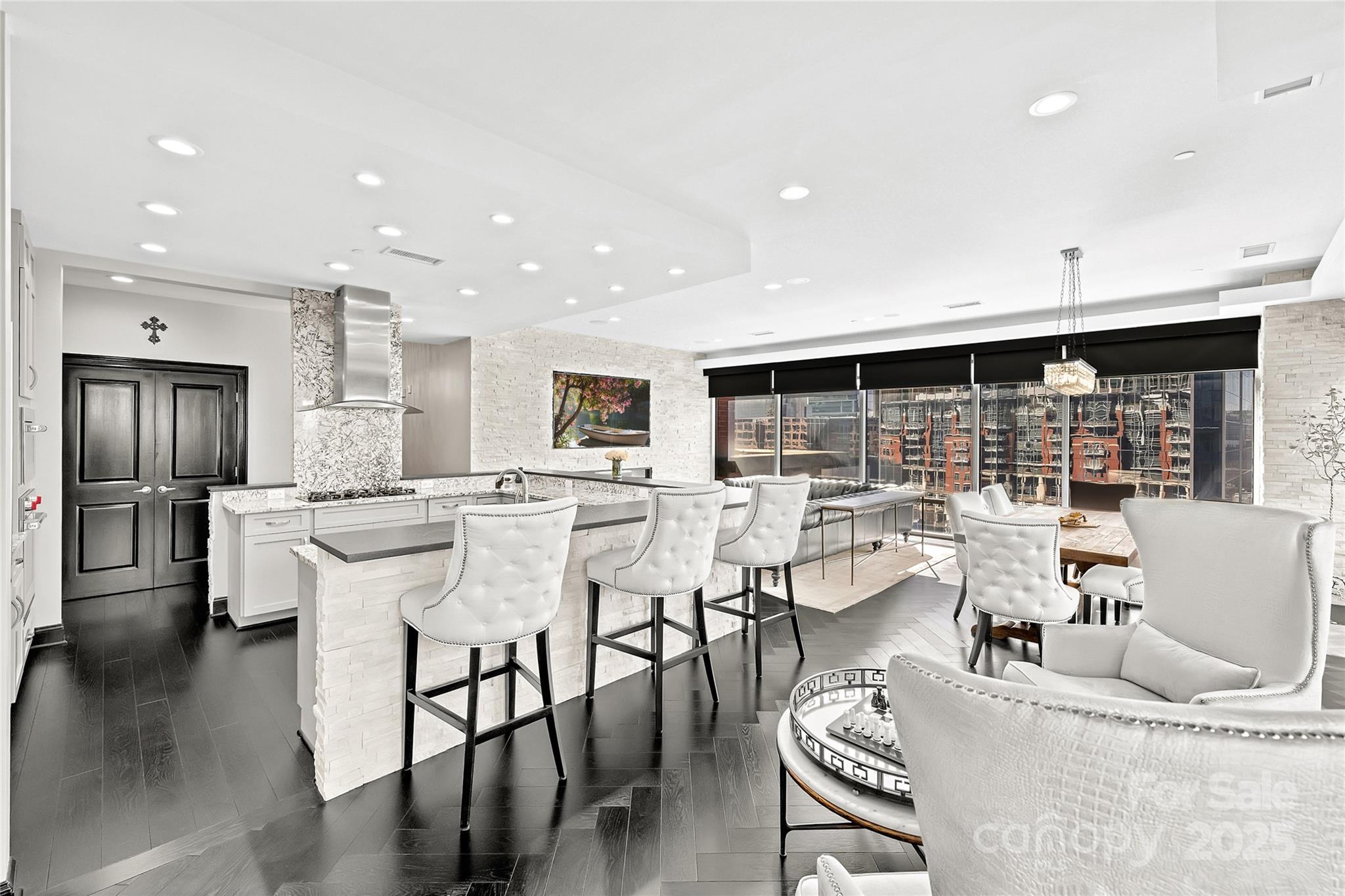 435 S Tryon Street