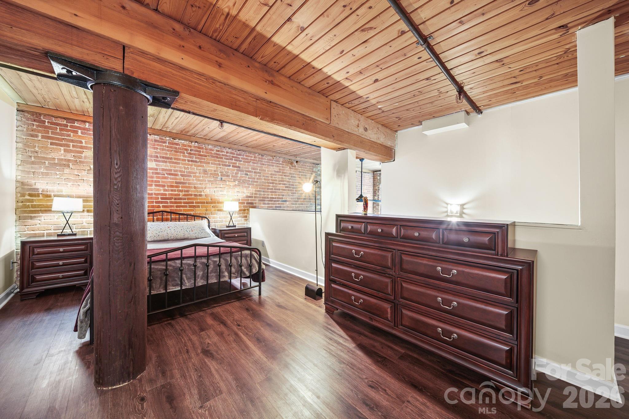 201 S Hoskins Road 129