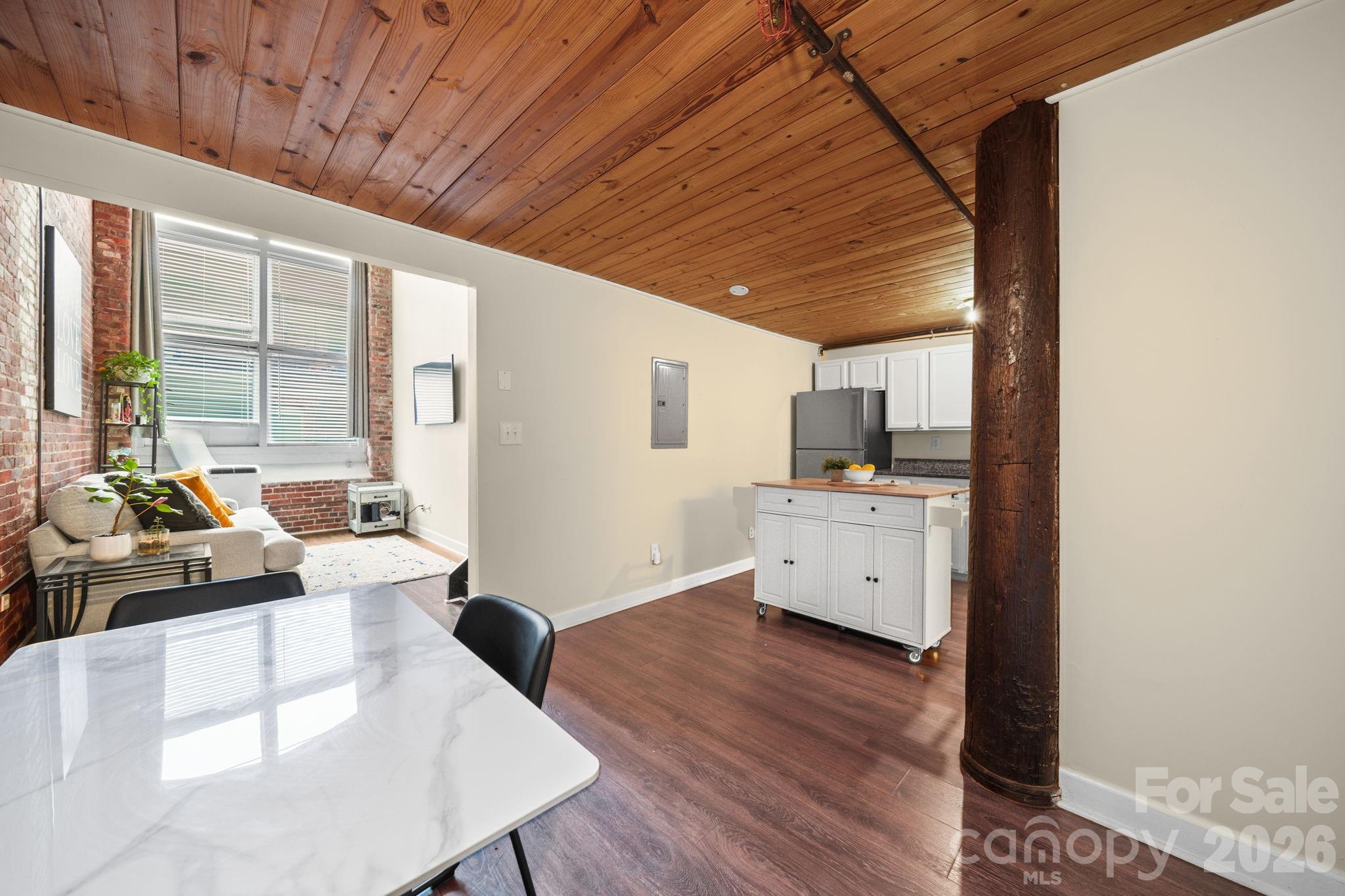 201 S Hoskins Road 129