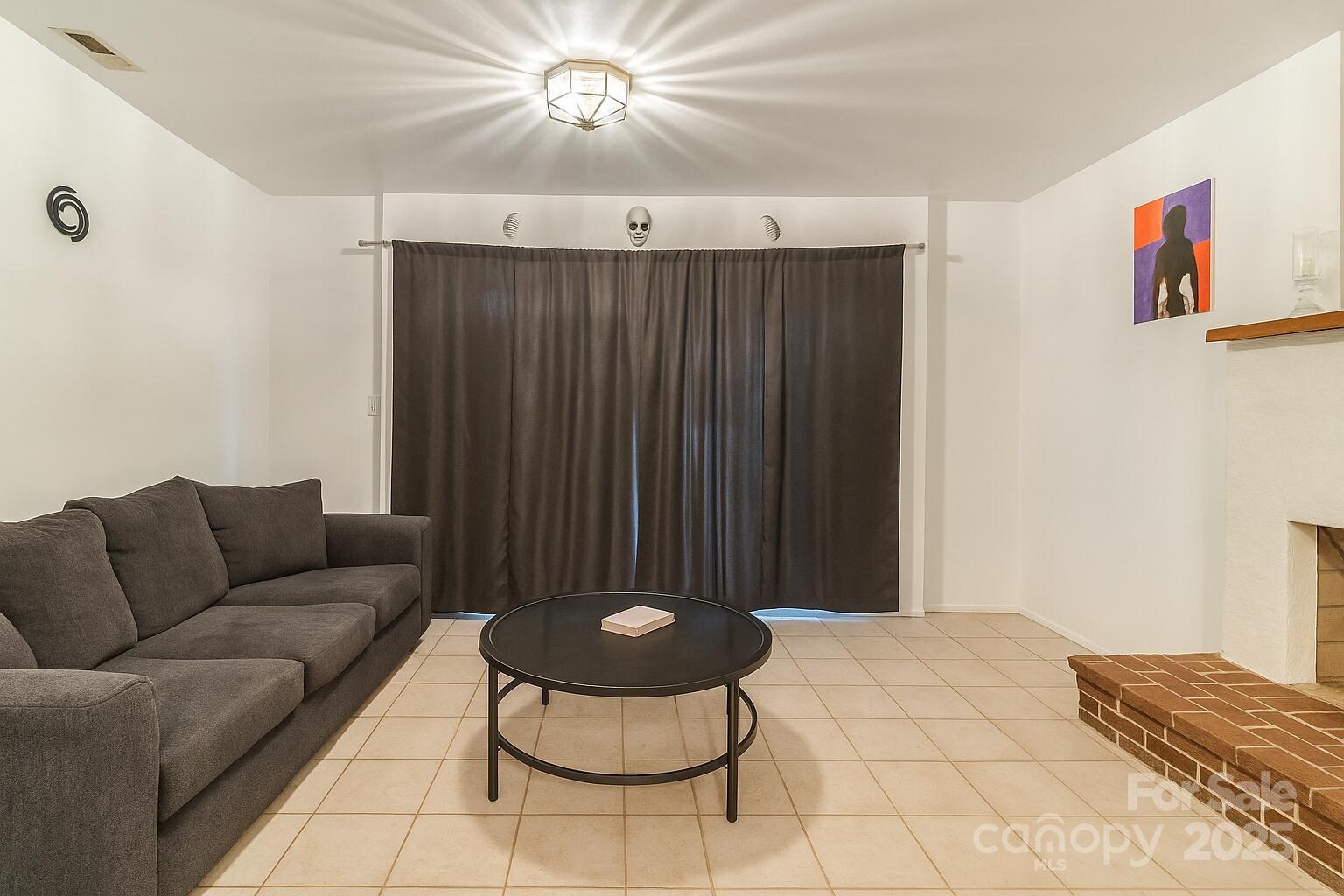 1713 Poe Circle