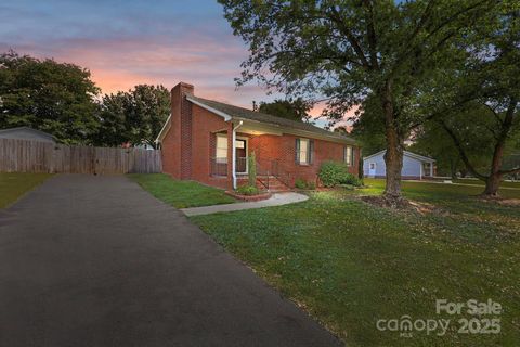 Photo of 2211 Medlin Court, Kannapolis, NC 28083 (MLS # 4304417) Photo of 2211 Medlin Court, Kannapolis, NC 28083 (MLS # 4304417)