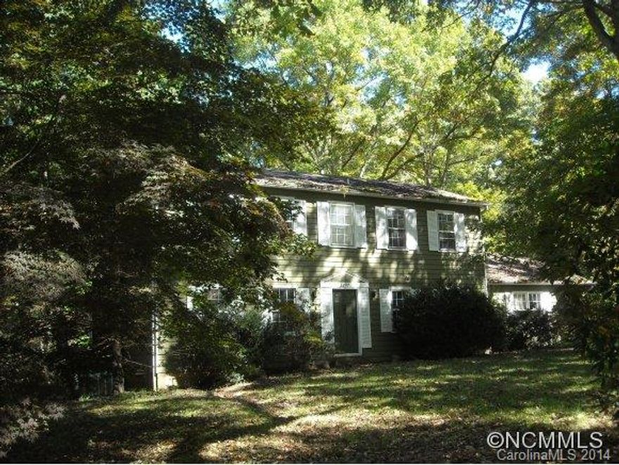 Traditional home on a level wooded lot.Kitchen & Bath remodeled.Formal living and dining.Den with fireplace.Eat-in-space in kitchen.Breakfast bar.Sunroom,Home has some new flooring.Rms are large.Lot's of cabinets & storage in garage.Easy access to I-26.10 min from airport.close to Asheville,Hendersonville,Mills River,Brevard and National Forest.Neighborhood has park and picnic area.Home needs work!Alot of potential!