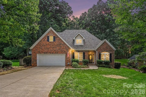 Photo of 1928 Twin Ponds Drive, Hickory, NC 28602 (MLS # 4411717)