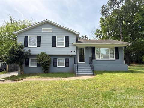 Photo of 7124 Starvalley Drive, Charlotte, NC 28210 (MLS # 4367065)