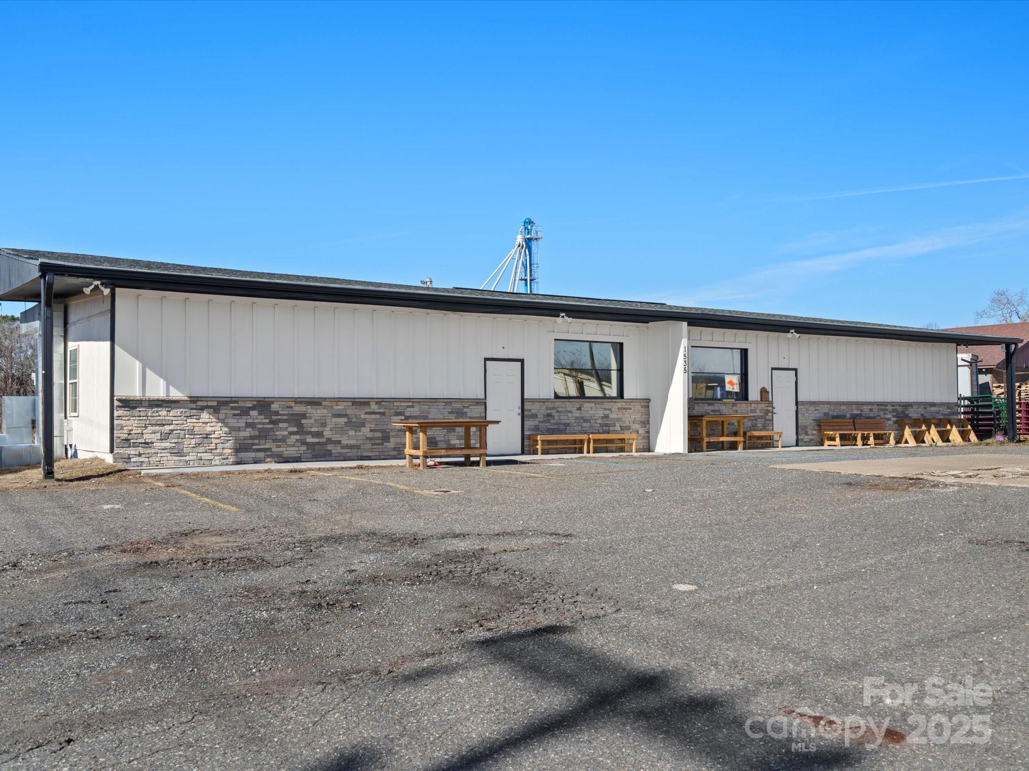 1535 Filbert Highway