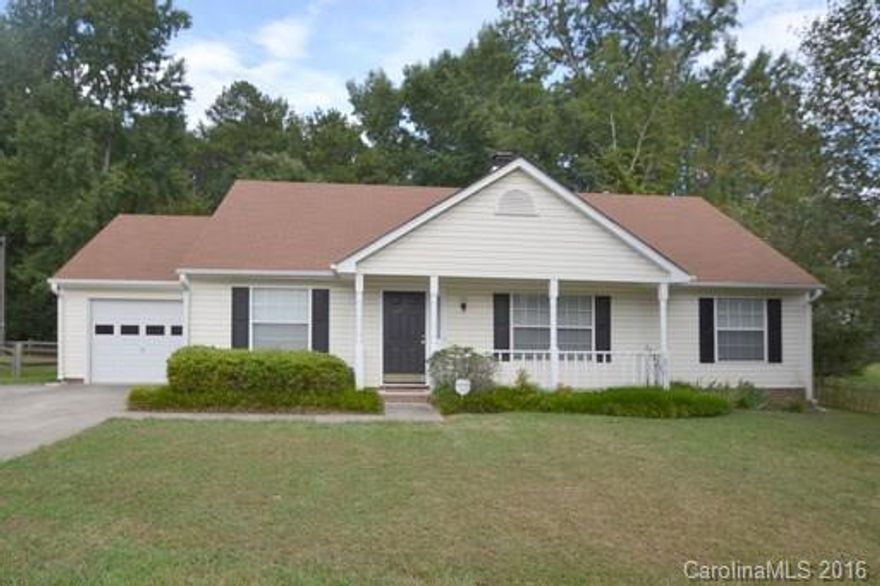 AVAILABLE 11.1.16 3 bedroom 2 bath split floor plan. In the Ridgewood Subdivision, quiet neighborhood-immaculate home. Great floor plan-with eat-in kitchen, formal dining overlooking wooded, flat backyard. Large den. Master suite has walk-in closet and bath w/garden tub. Attached 1 car garage.