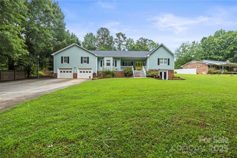 Photo of 601 Elmwood Circle, Dallas, NC 28034 (MLS # 4278259)