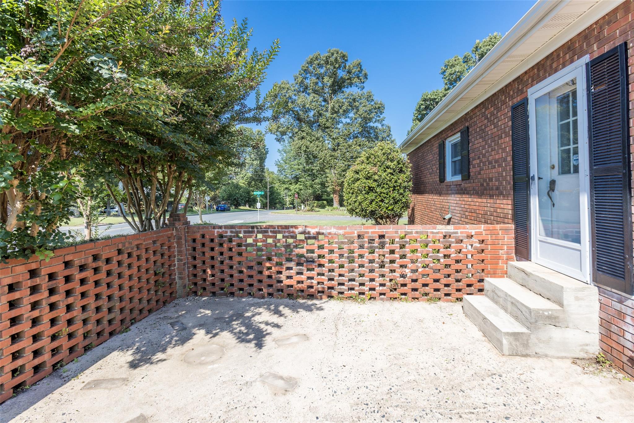 1280 Queensgate Street