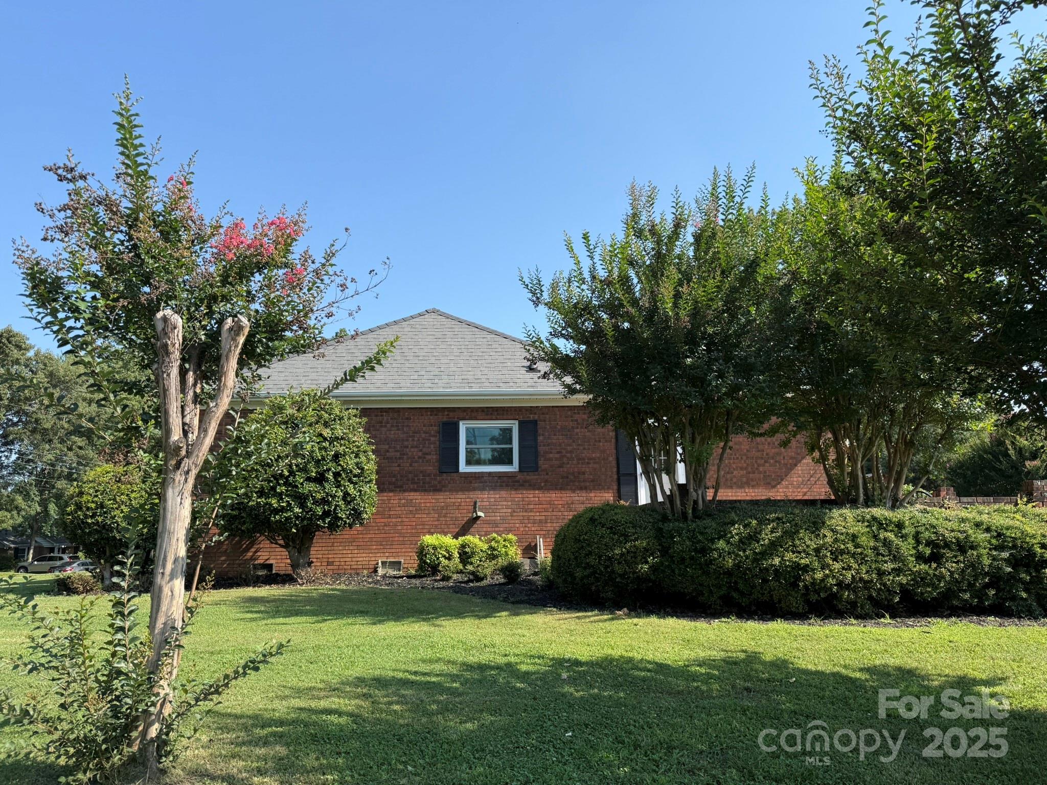 1280 Queensgate Street