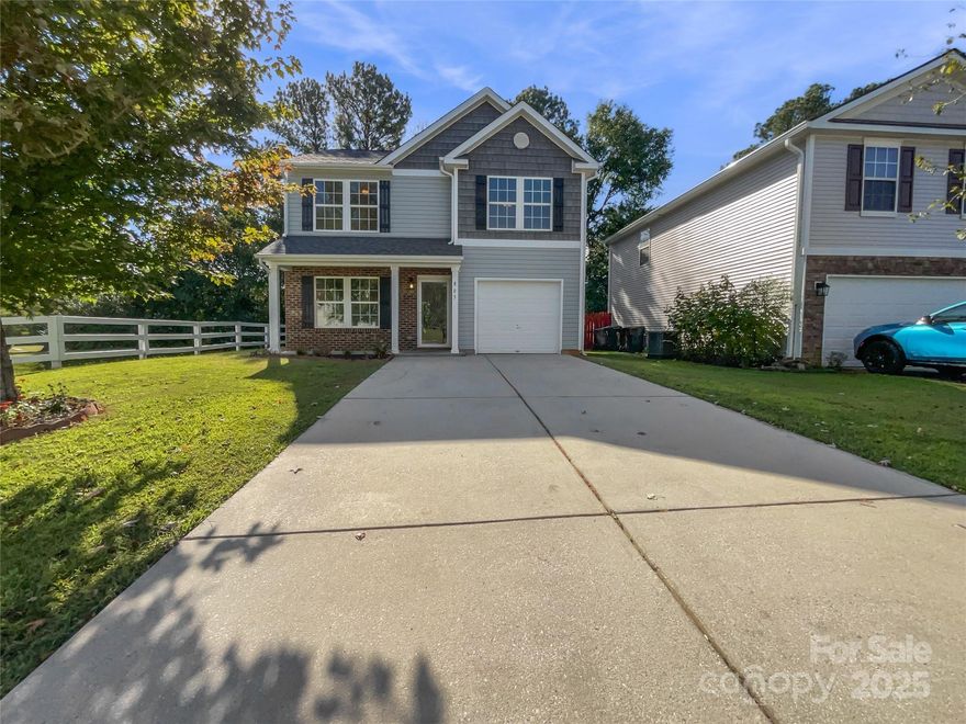 Charming Rock Hill home featuring an open floor plan filled with natural light, a spacious kitchen, and a
comfortable primary suite. Enjoy the fenced backyard perfect for relaxing or entertaining. Conveniently located
near shopping, dining, and major highways!
