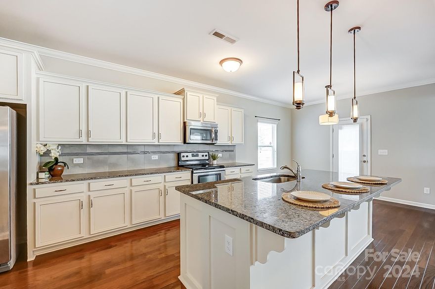 Beautiful 3-bedroom 2.5 bath home located in the desirable Newport Lakes Community. This Beautiful home features a formal dining, butler's pantry, gourmet kitchen, loft and so much more. The Backyard is perfect for those summer BBQ's and entertaining.  Schedule your showing today!