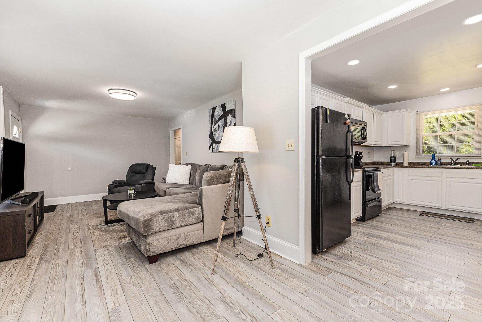 1218 E Woodlawn Road