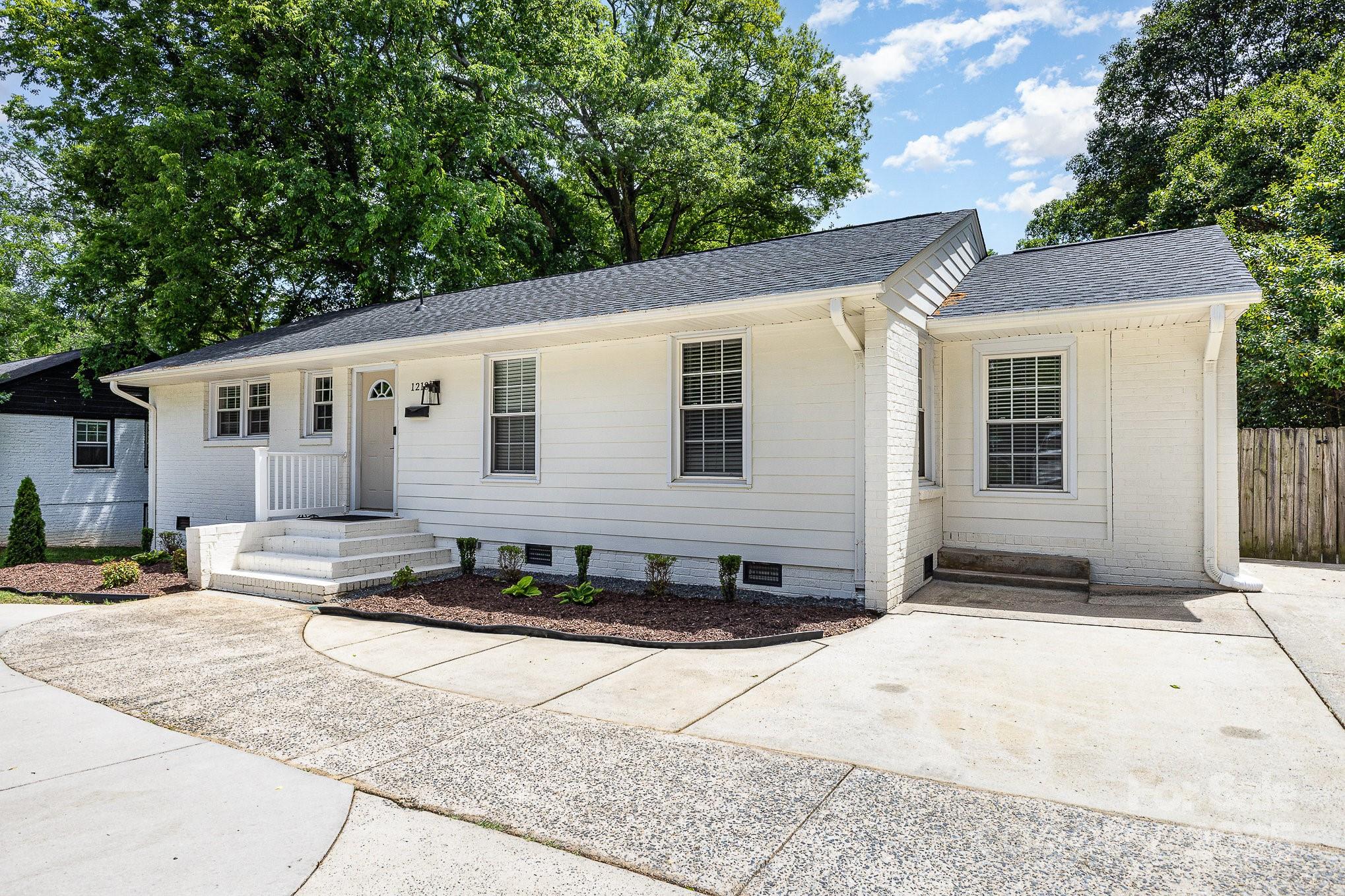1218 E Woodlawn Road