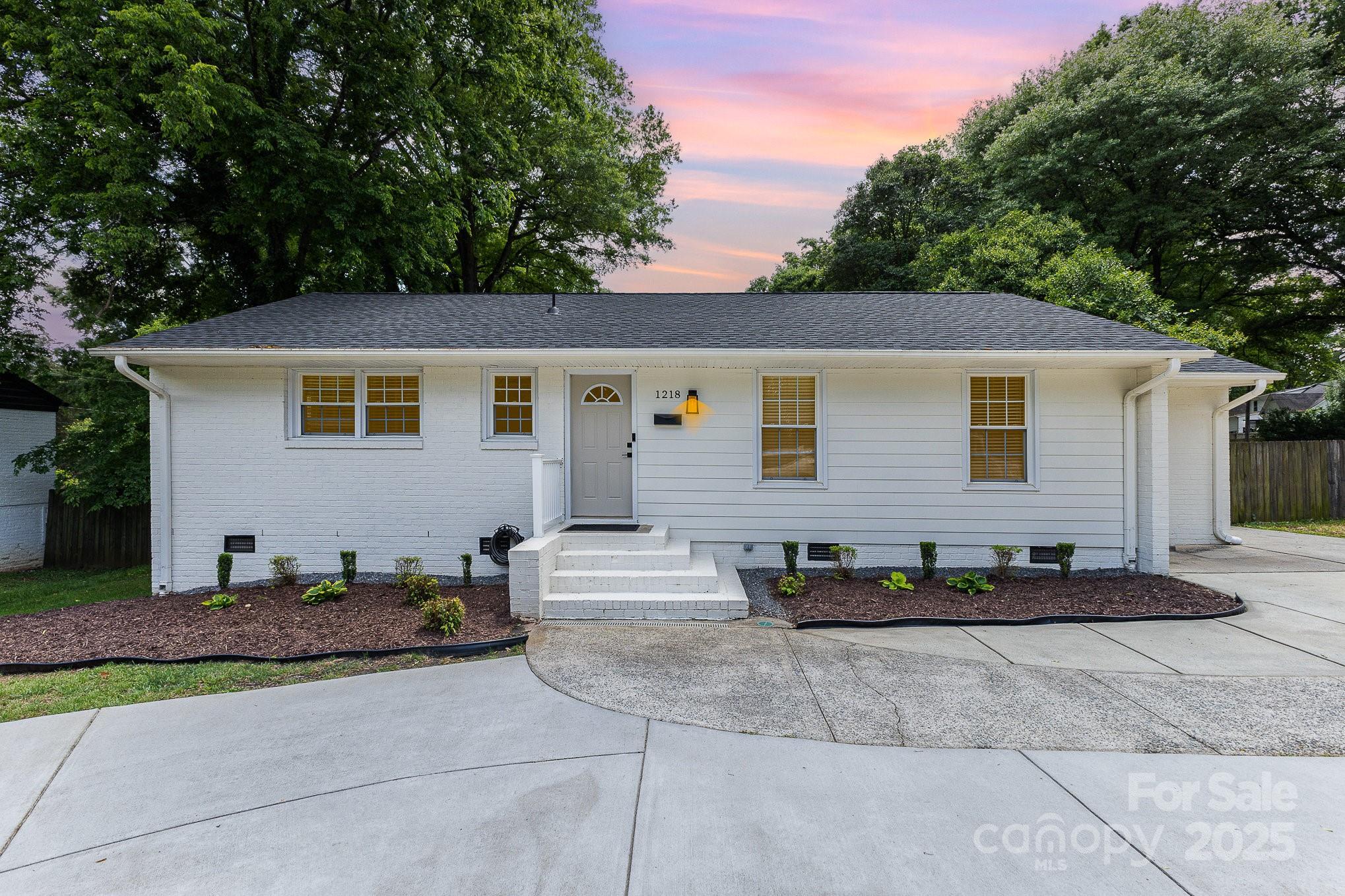 1218 E Woodlawn Road