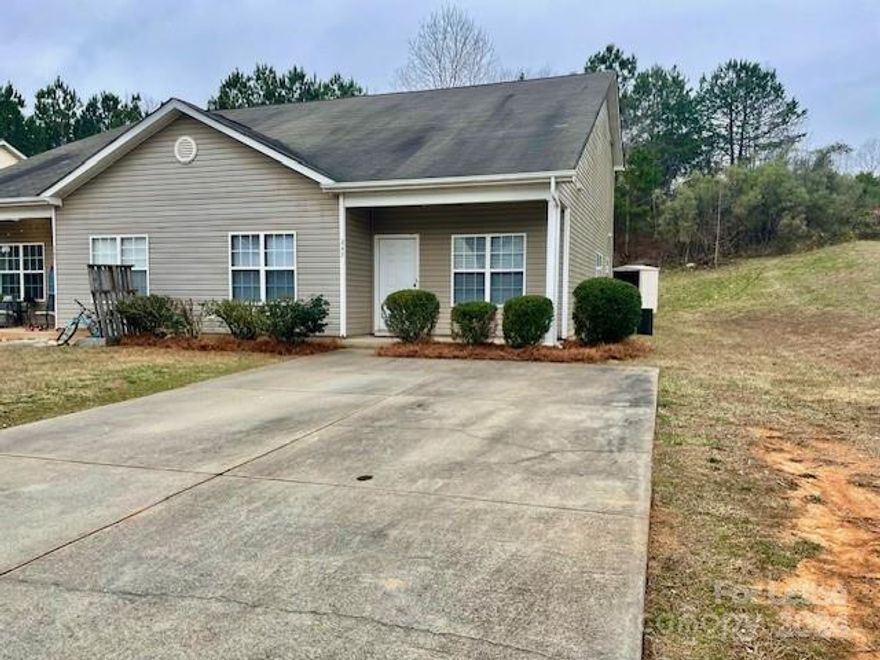 This beautiful 4 bedroom 2 bath duplex home in a very desirable neighborhood of Fort Mill, SC. It is just minutes from downtown Fort Mill and the Fort Mill golf course. It is also an easy drive and access to I-77 for those who want to live in SC and work in Charlotte.

Available for a immediate move in

This home features:

* 4 bedrooms,
* 2 full baths,
* Walk-in closets,
* Carpet throughout,
* Over-sized living room,
* Dining room,
* Kitchen is equipped with appliances and granite counter tops
* Washer/Dryer connections,
* Pet friendly.
*corner lot

Pets allowed with owner approval
Renters insurance required