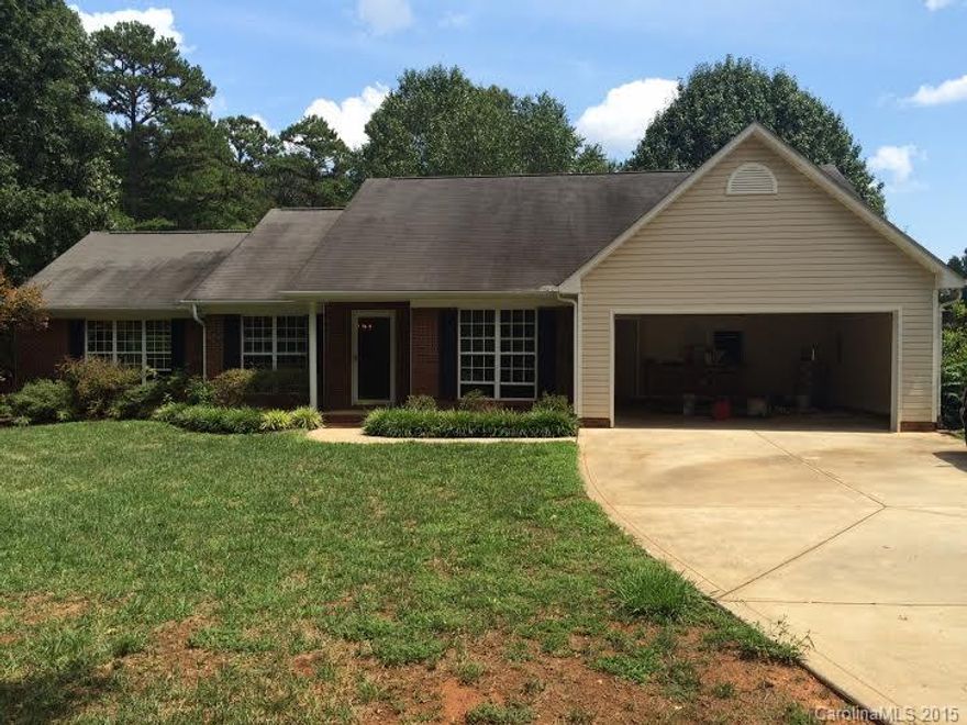 Screened in porch 
Hardwood floors 
Fireplace 
Attached Garage