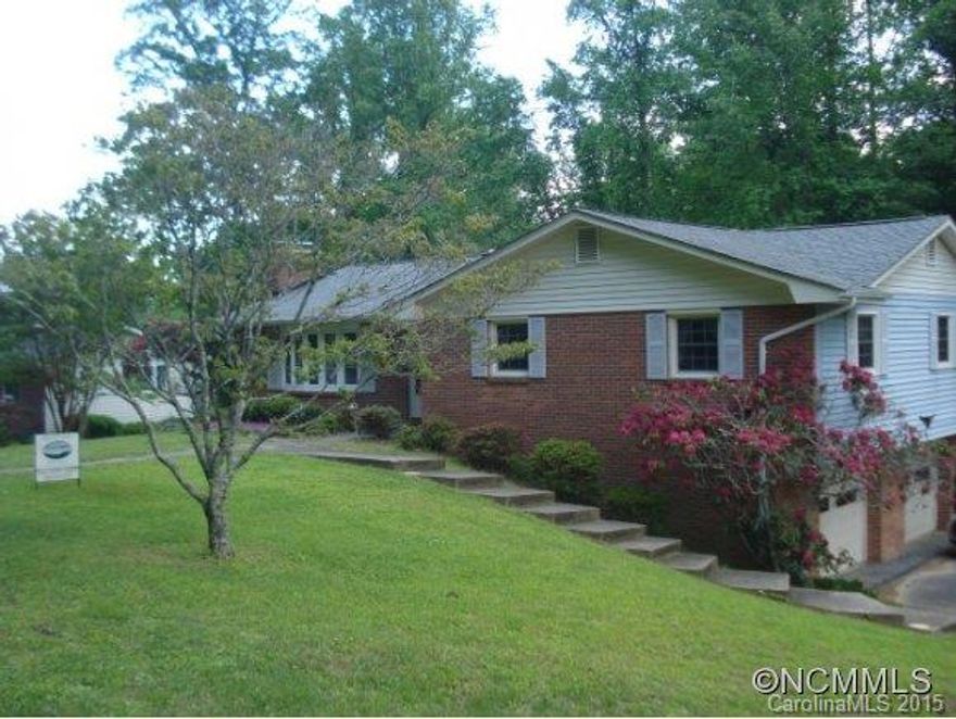 Comfortable home bordering bold Kings Creek and close to town. A living room and family room allow space for entertaining family and guests.  Large, newly redecorated kitchen with stainless steel appliances.  Hardwood floors in living and dining rooms. Enjoy views of the creek from the back deck.  Large laundry room and workshop area in the garage provide space for projects.