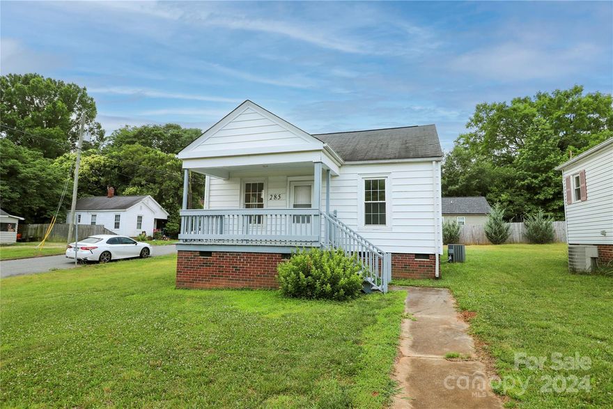 Freshly painted, new windows, corner lot, close to downtown, near the greenway connector....lots of reasons to grab this one!  Has been a rental property in the past. Close to Gibson Mill and all it has to offer.  Clearwater Art Studio within walking distance.