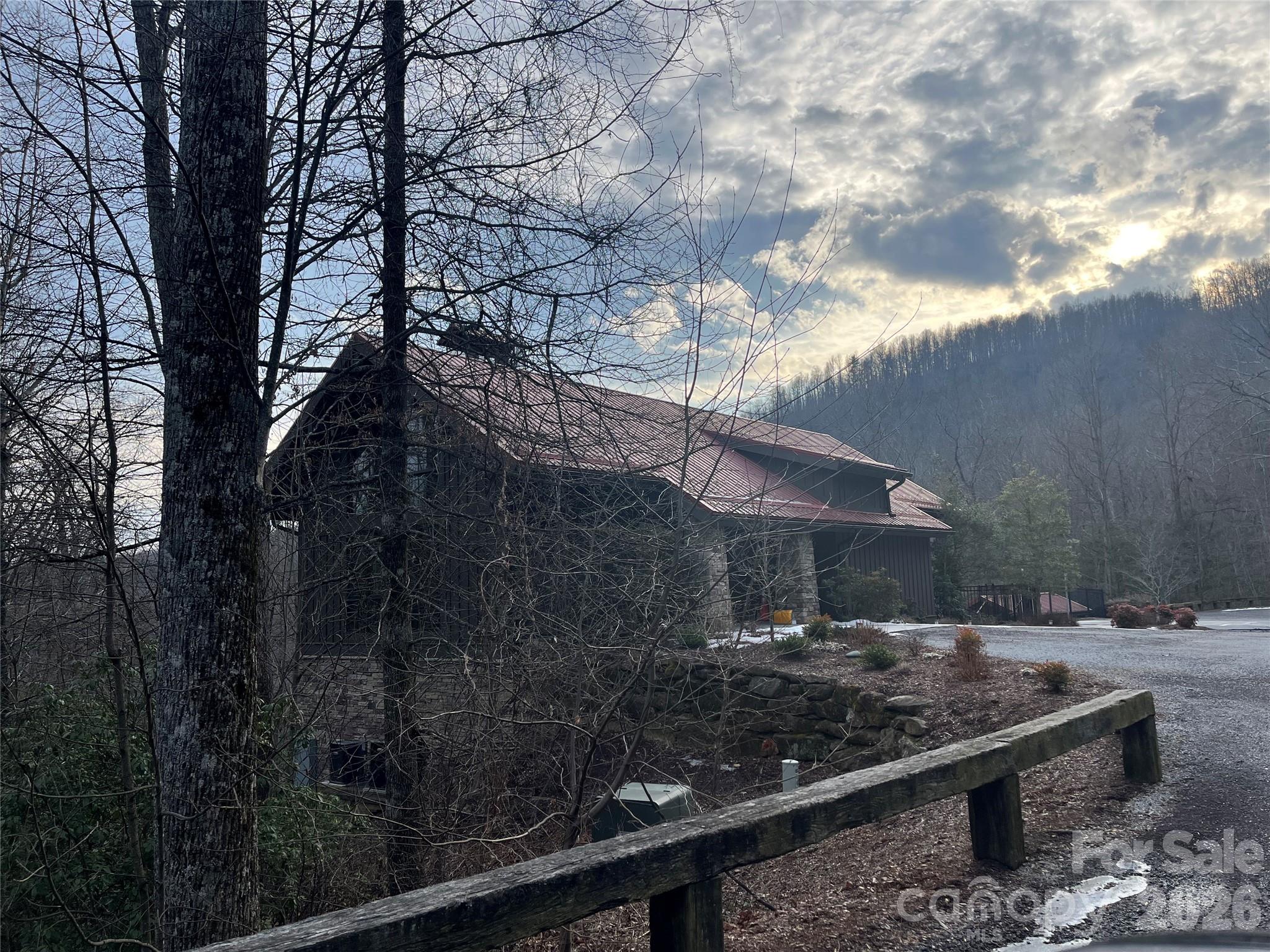 Pinnacle Falls - Land