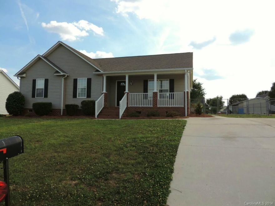 WELCOME HOME!Move Right In to This Newly Renovated Home w/Rocking Chair Front Porch in Desirable Taylor Oaks.Elegant Arches,Vaulted Ceilings & Gas Fpl Accent Hge Grt Rm.Mstr Suite w/Trey Ceiling,Lge Kit w/Tons of Cabs & Break Bar,Bkfst Area w/ Sliding Glass Drs to Lge Fncd Lot.Newly Painted Deck w/Gas Grill Connect,All New Flooring,Fresh Paint,New Plantation Blinds,New Gently Used 52gal Wtr Htr,New Screens.*SELLER INSTALLING NEW 30yr ROOF!What More Can I Say but Bring Your Checkbook!Great Price!