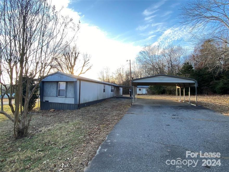 Beautiful maintained single wide home that is close to town. This property has a split bedroom plan and 2 full baths. If you are looking for your next place, you may have just found it. If you are interested in apply, feel free to reach out for application information. This home is available immediately! No Pets allowed at this time.