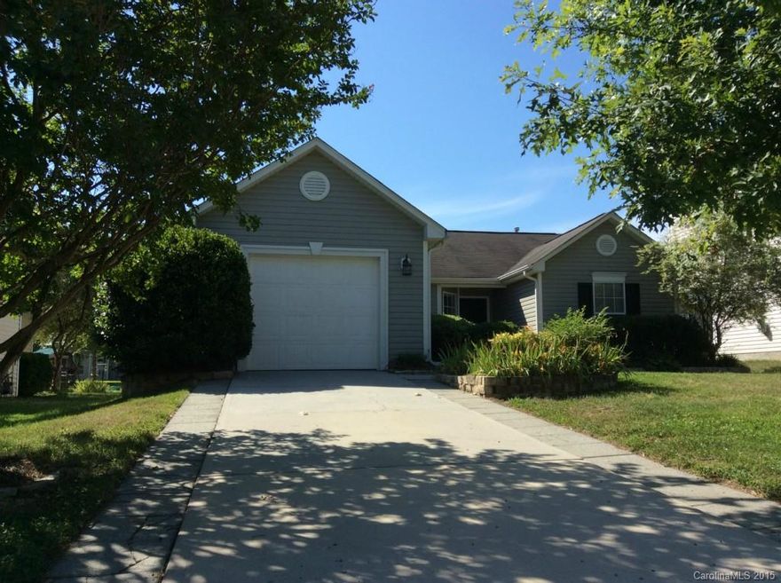 This charming one story home has fenced in yard, garage, and back patio!  This home also features an open floor plan, vaulted ceilings, and wood flooring.  The kitchen is bright and has a breakfast bar and pantry.  The master bedroom has walk in closet and the master bath has a garden tub.