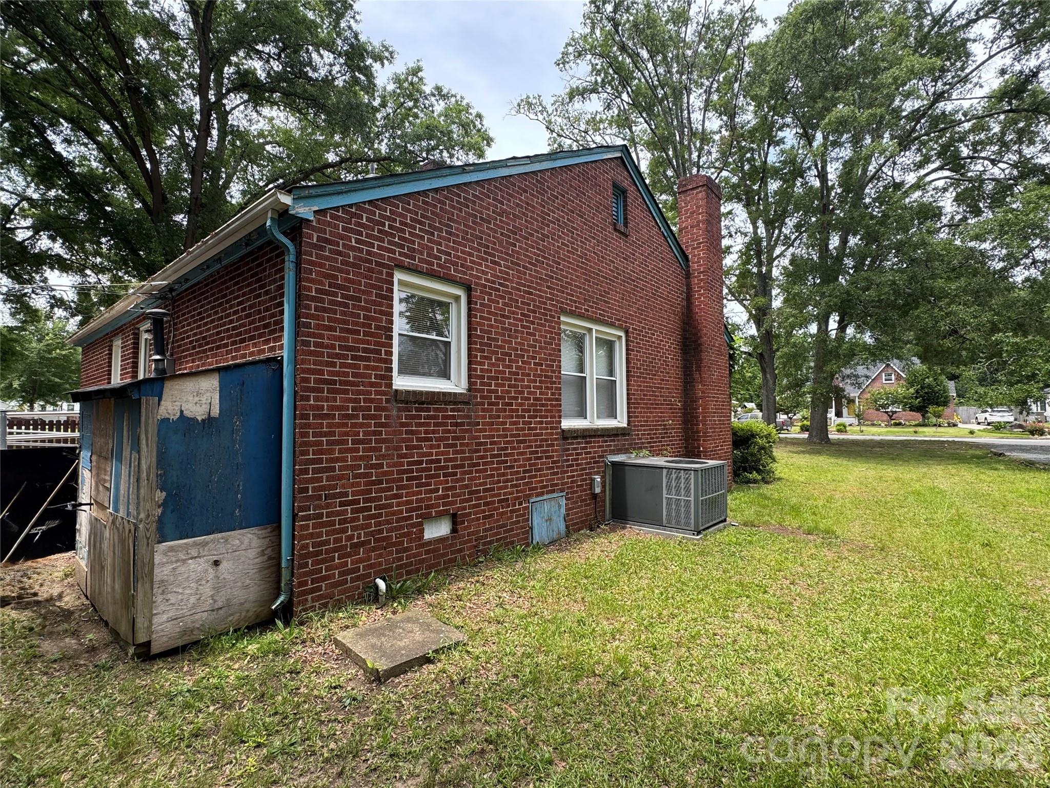 945 S Confederate Avenue