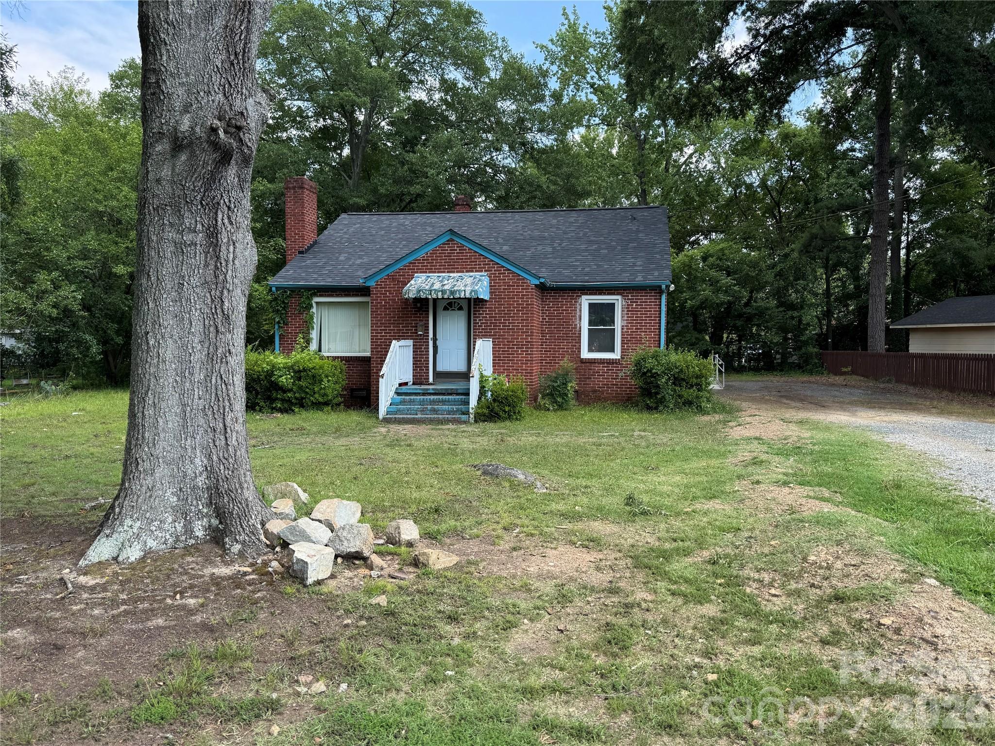 945 S Confederate Avenue