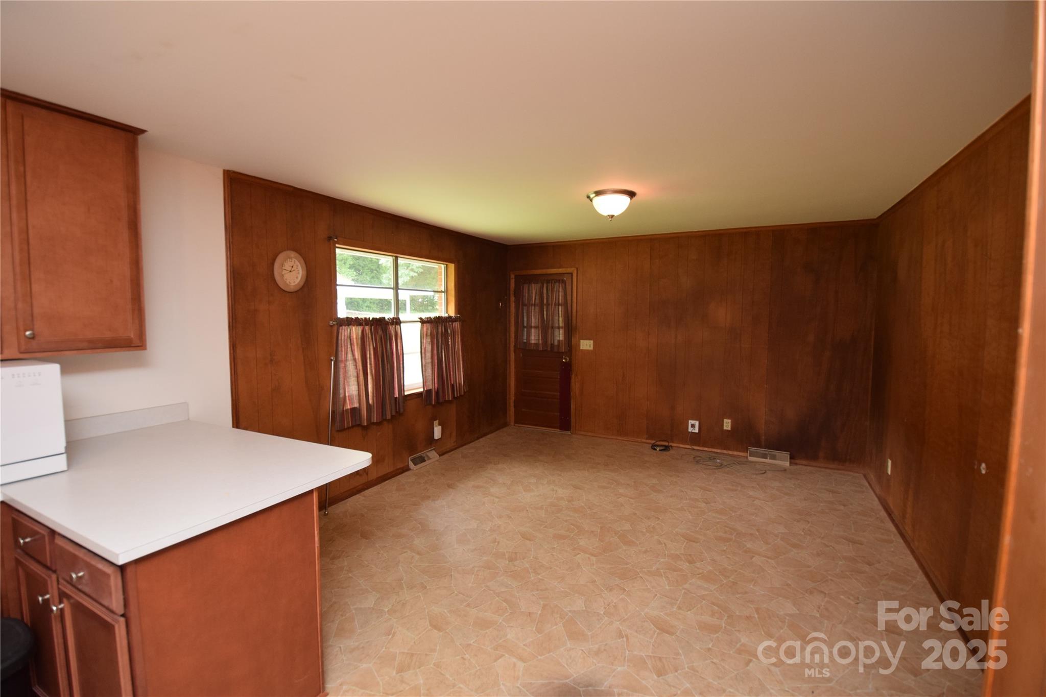 908 Ravendale Drive