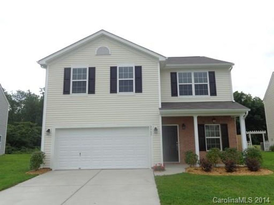 This lovely four bedroom home has an ample sized fenced in backyard with grilling patio, ceiling fans throughout, and a large great room.  The spacious, open kitchen features sleek black appliances and a breakfast area with entry to the backyard.  Master bedroom has a garden tub and double sinks.