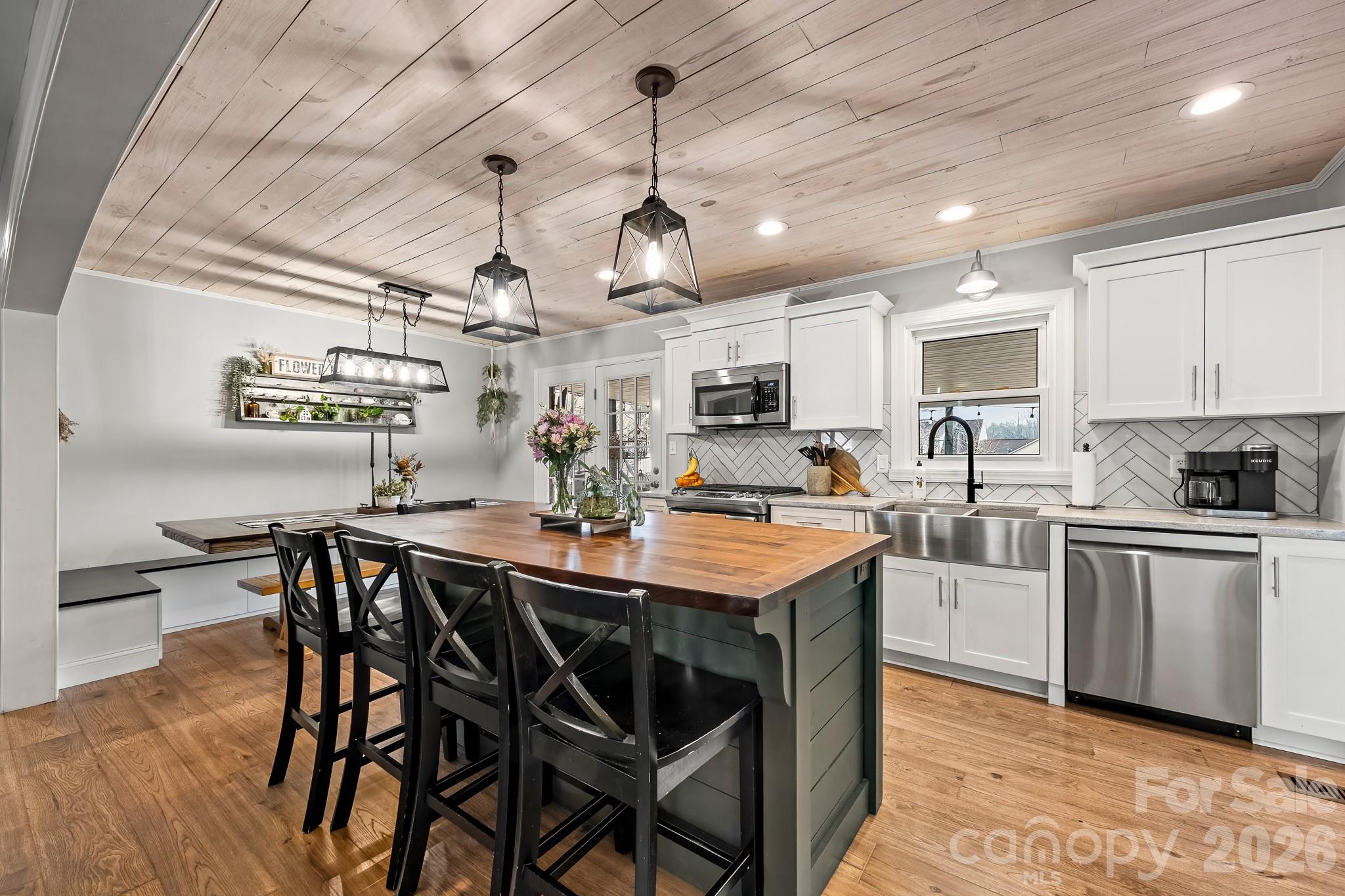 617 Campbell Avenue E