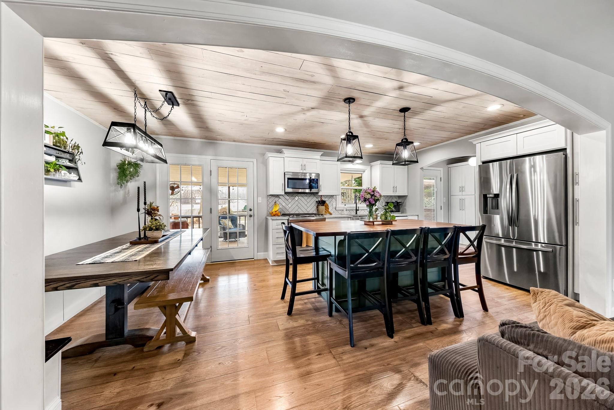 617 Campbell Avenue E