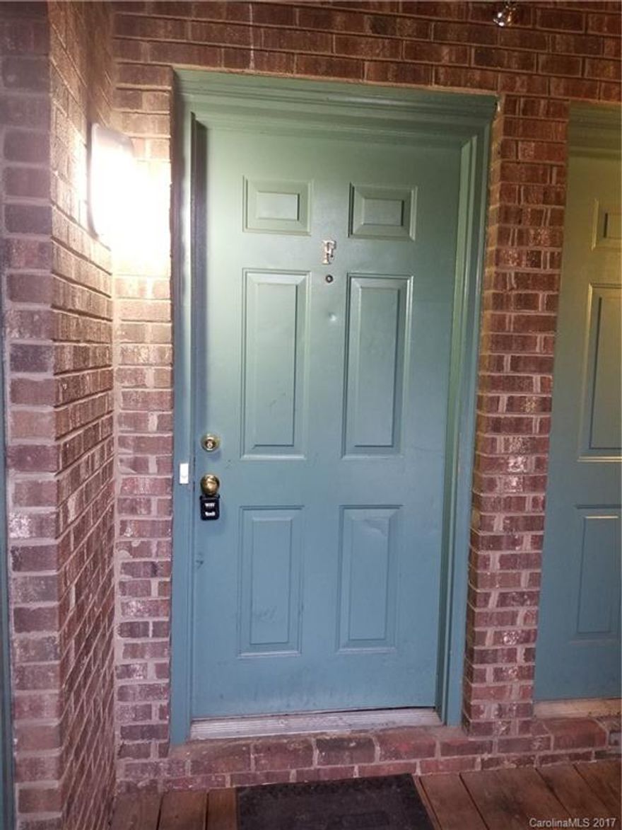 Spacious condo with 3 Bedroom/2 Bath and an open floor plan.  Walking distance to UNCC. Close to transportation, shopping and restaurants.