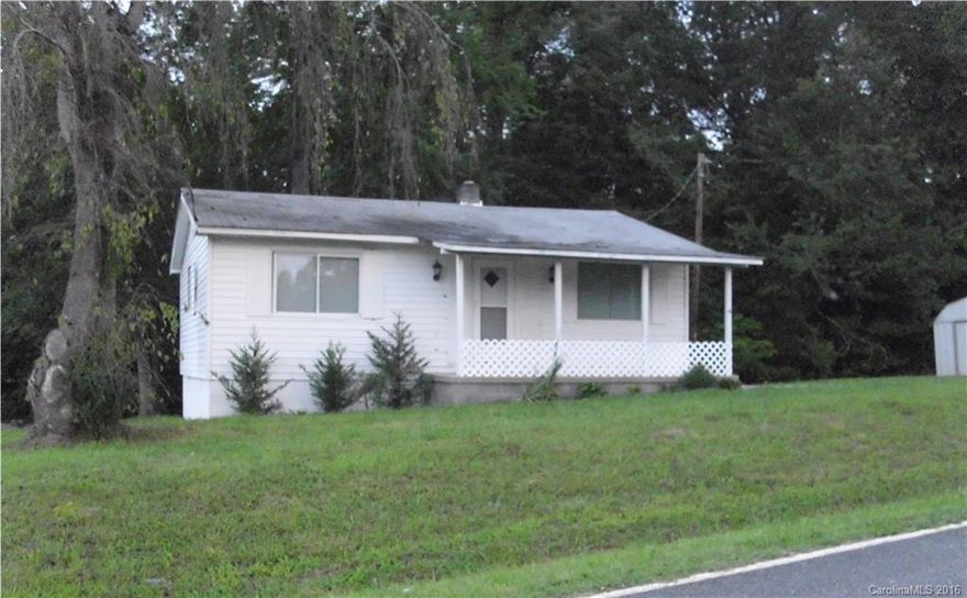 2Br/1Ba home located in North Iredell area.  New carpet, vinyl flooring and interior paint.  Perfect for 1st time buyer or investor