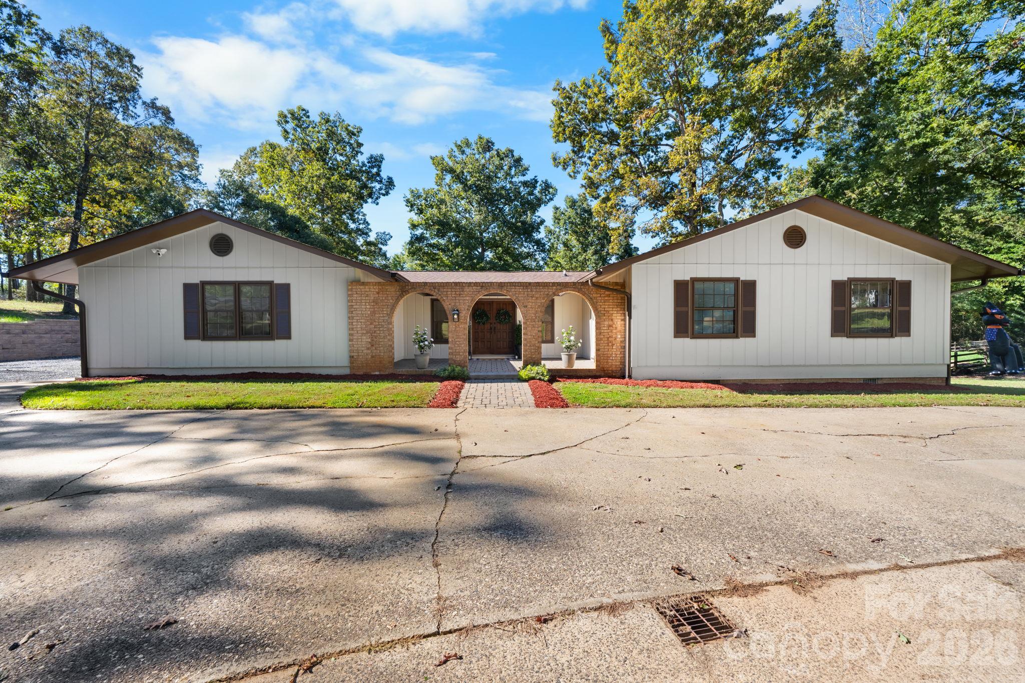 4024 Wandering Lane