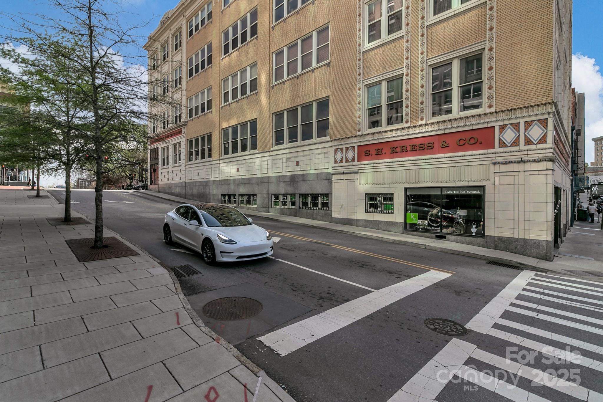 59 College Street 402