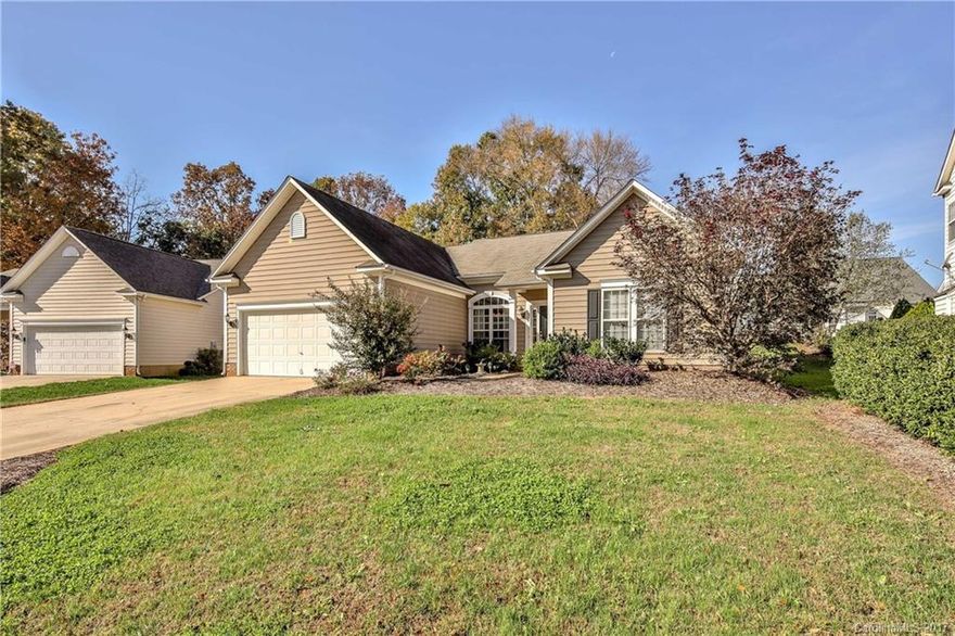 Classic 3 bedroom, 2.5 bathroom home. Open floor plan with great natural light throughout.  Kitchen is open to breakfast area, huge family room w/ fireplace w/ gas logs & a sunroom. Freshly painted neutral color in main living areas.  Split floor plan w/ master suite separate from secondary bedrooms. Master suite includes vaulted ceiling, walk-in closet & bath w/ garden tub & separate shower. 2 car garage. Located on a cul-de-sac with a flat backyard. Convenient to retail & restaurants.