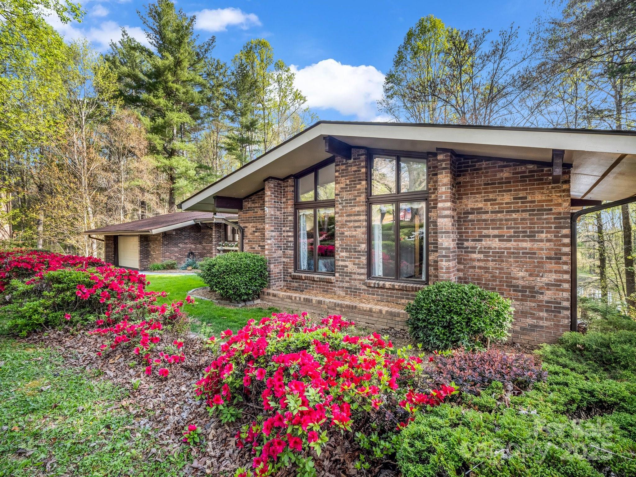 8 Greenbriar Woods Circle