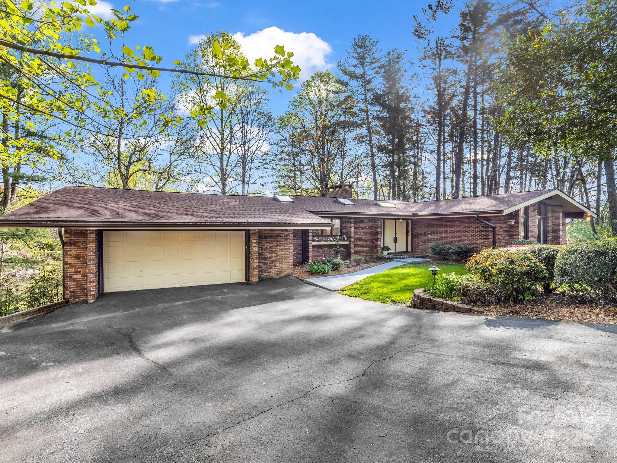 8 Greenbriar Woods Circle